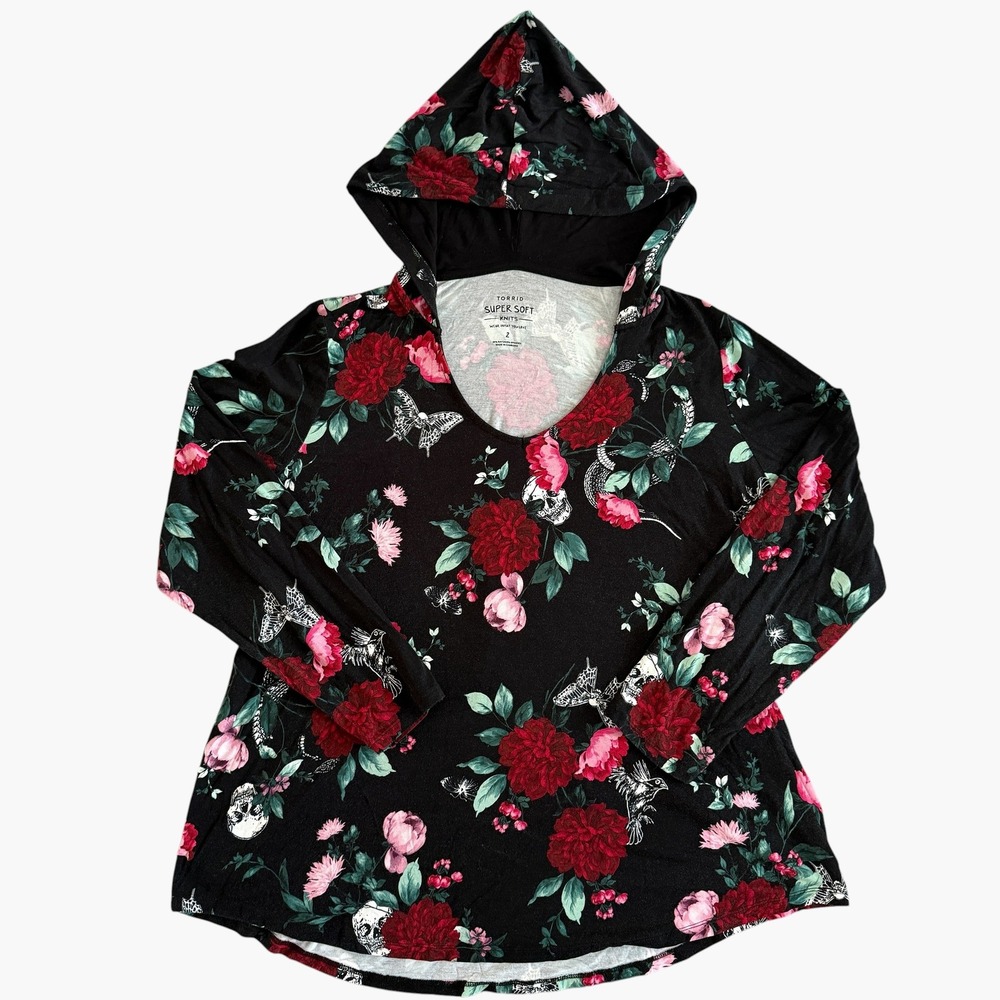 Torrid Super Soft Skulls and Roses Hoodie V-Neck Top Siz 2 Black Floral Contrast